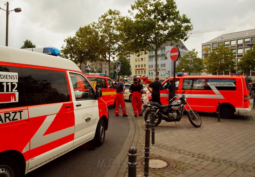 2 Denkmalkletterer hielten Feuerwehr und Polizei in Trapp Koeln Heumarkt P002.JPG